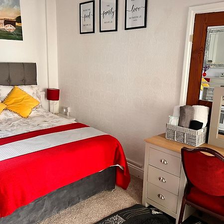 Victoria House - Self Catering Quiet Guesthouse - Adult Singles And Couples Only Blackpool Exterior photo