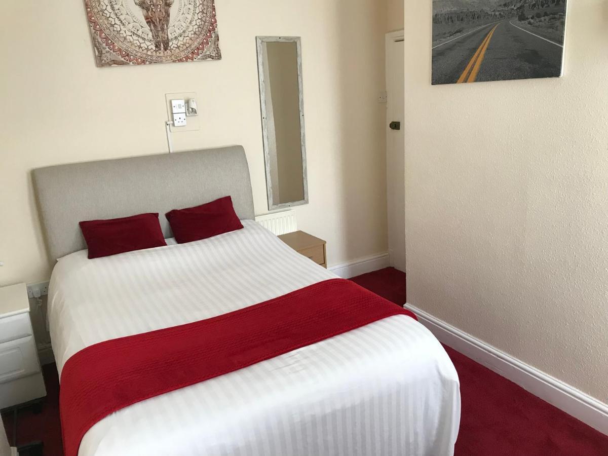 Victoria House - Self Catering Quiet Guesthouse - Adult Singles And Couples Only Blackpool Exterior photo