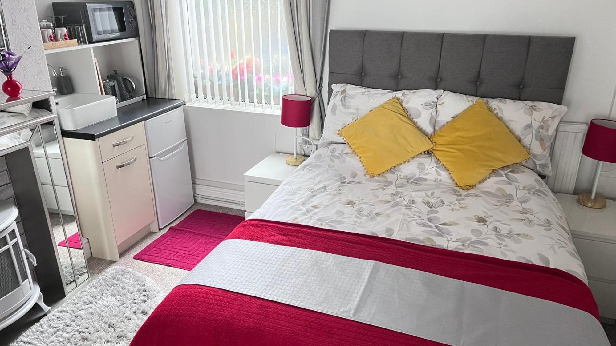 Victoria House - Self Catering Quiet Guesthouse - Adult Singles And Couples Only Blackpool Exterior photo