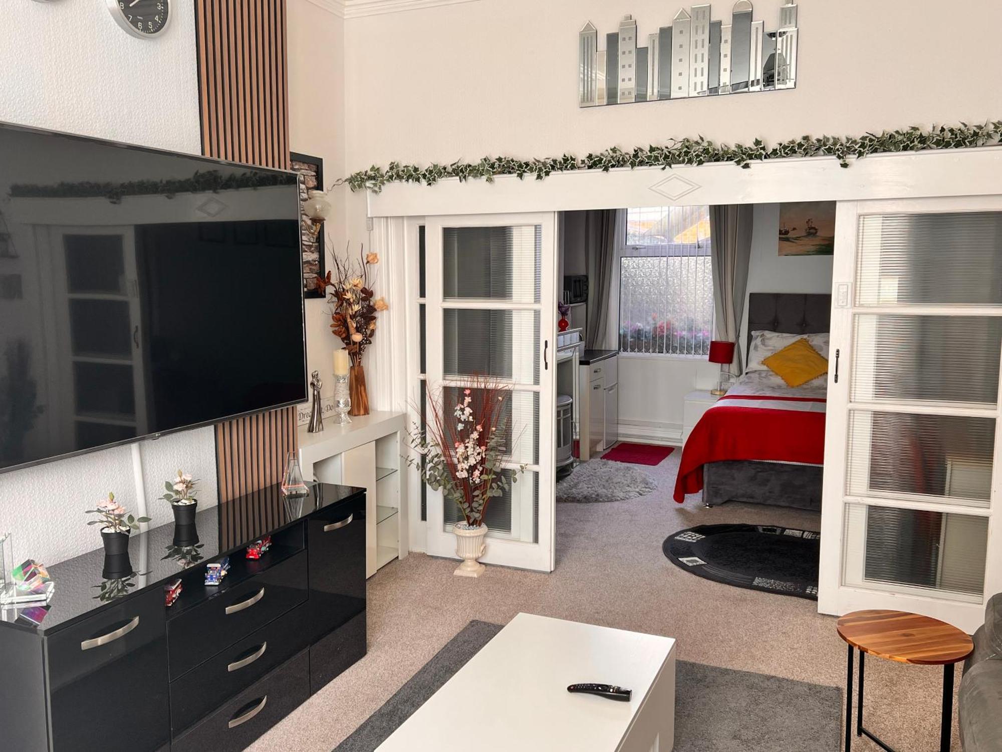 Victoria House - Self Catering Quiet Guesthouse - Adult Singles And Couples Only Blackpool Exterior photo