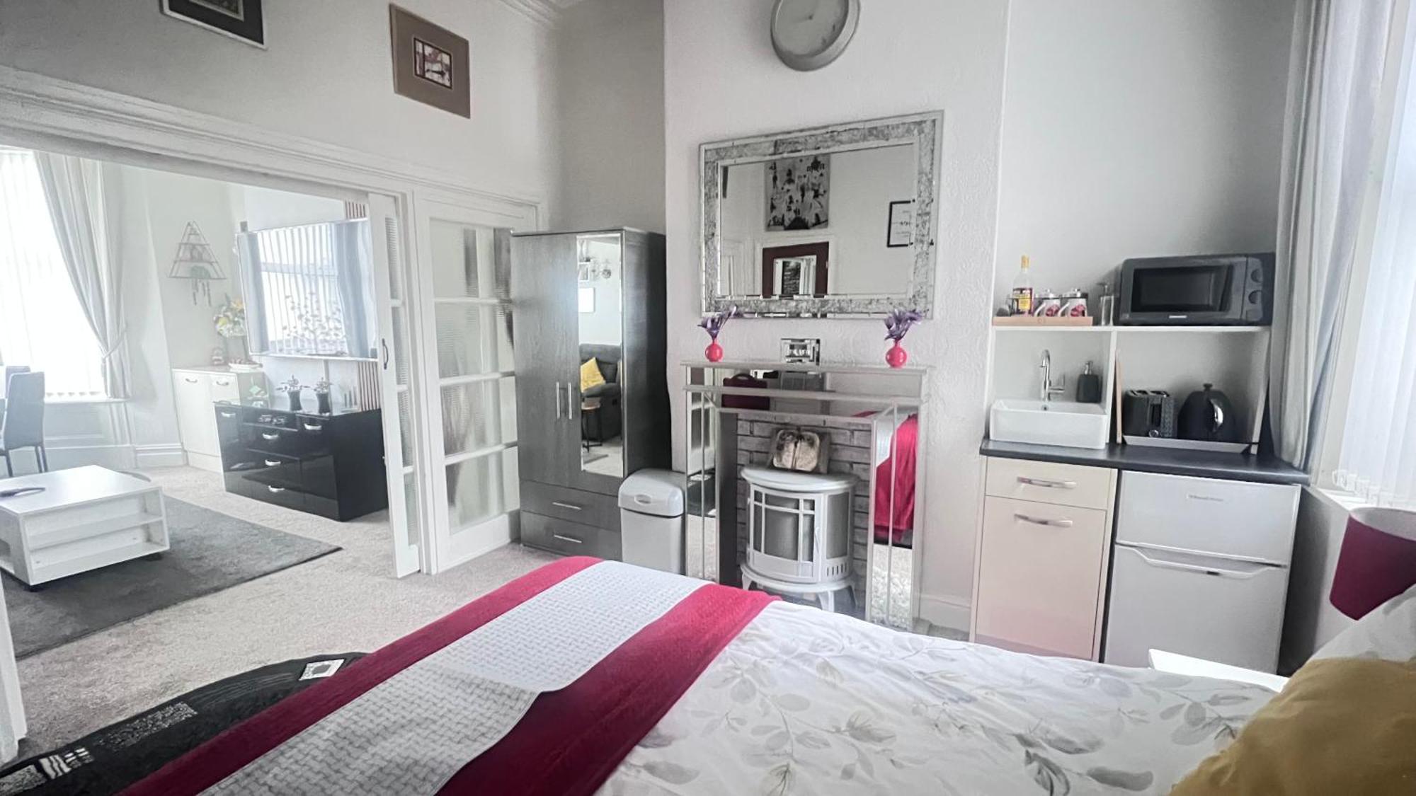Victoria House - Self Catering Quiet Guesthouse - Adult Singles And Couples Only Blackpool Exterior photo