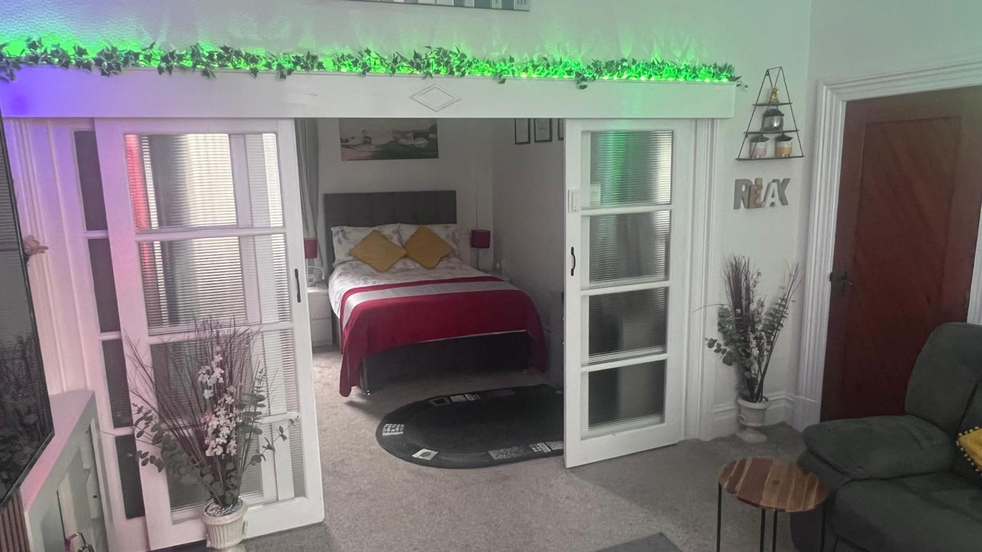 Victoria House - Self Catering Quiet Guesthouse - Adult Singles And Couples Only Blackpool Exterior photo