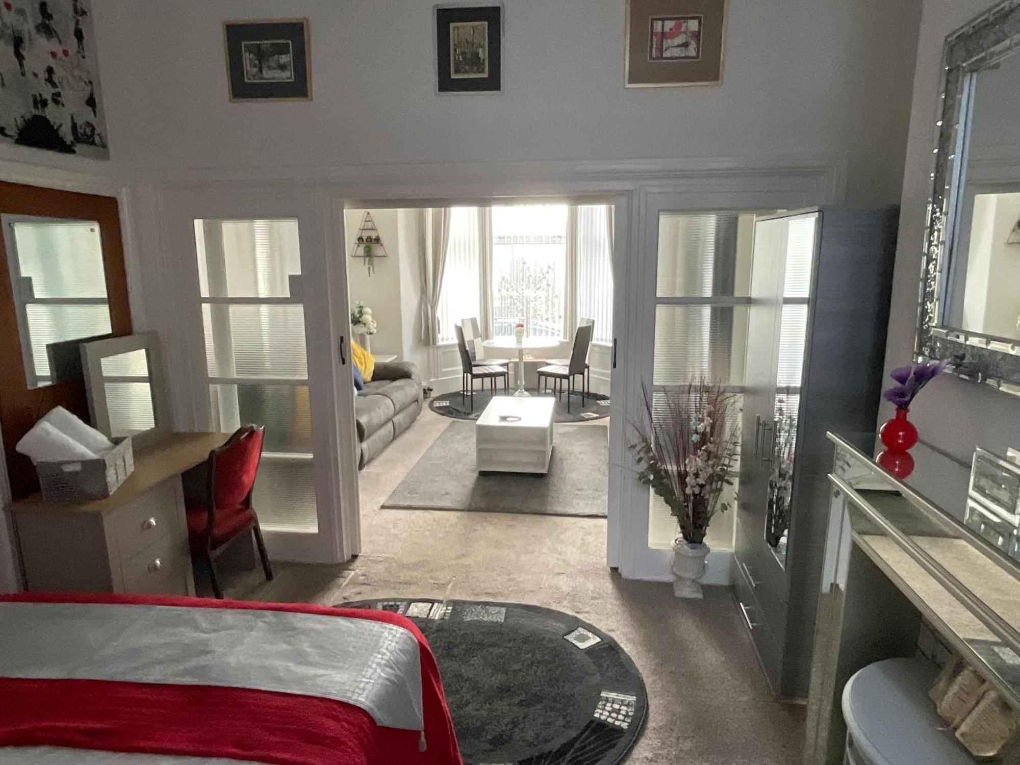 Victoria House - Self Catering Quiet Guesthouse - Adult Singles And Couples Only Blackpool Exterior photo