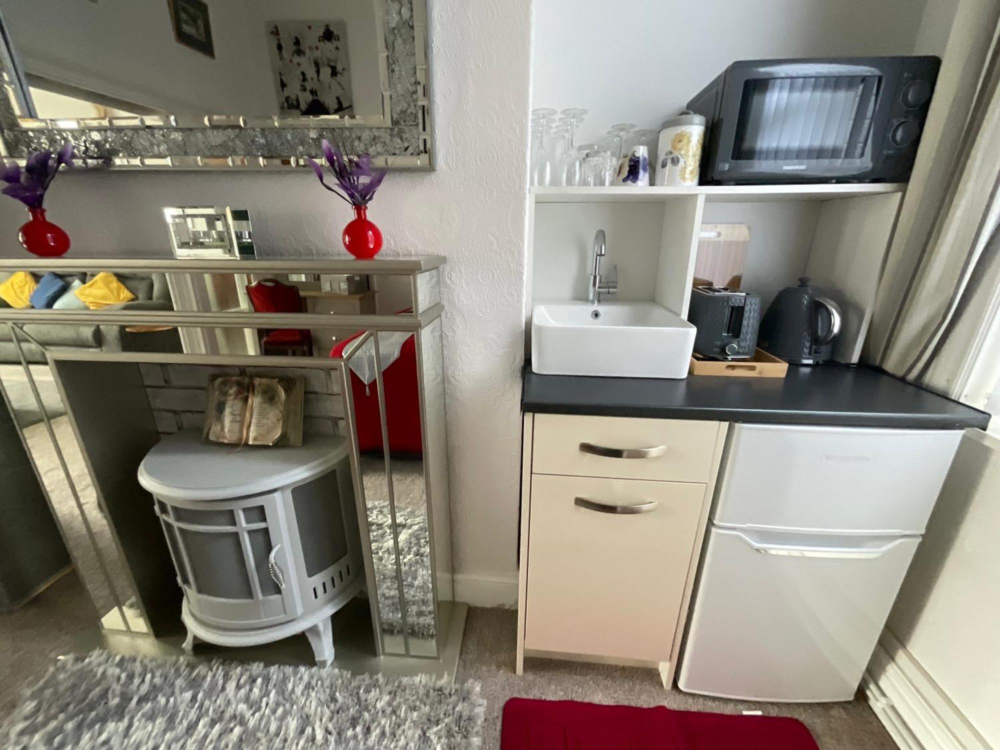 Victoria House - Self Catering Quiet Guesthouse - Adult Singles And Couples Only Blackpool Exterior photo